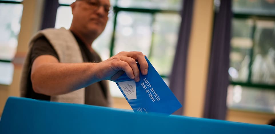 מצביע בבחירות / צילום: ap, David Goldman