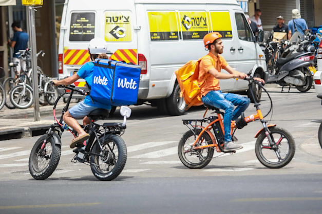 שליח של תן ביס ושליח של וולט / צילום: שלומי יוסף שליח של תן ביס ושליח של וולט / צילום: שלומי יוסף