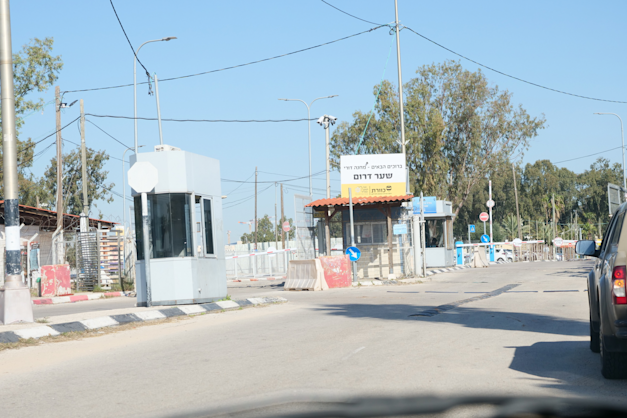 הכניסה הדרומית לבסיס תל השומר / צילום: תמר מצפי