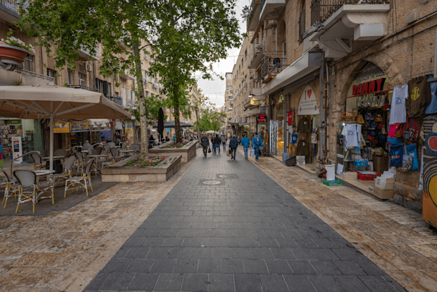 רחוב בן יהודה בירושלים. עד שנת 2025 יתווספו 20־30 אלף מ"ר של שטחי מסחר למרכז העיר / צילום: Shutterstock רחוב בן יהודה בירושלים. עד שנת 2025 יתווספו 20־30 אלף מ"ר של שטחי מסחר למרכז העיר / צילום: Shutterstock