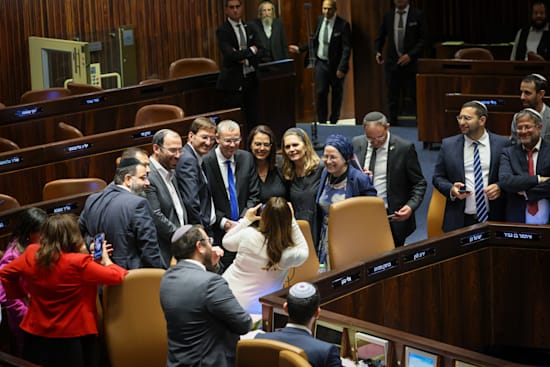 חברי קואליציה מצטלמים לאחר אישור החוק בכנסת / צילום: נועם מושקוביץ', דוברות הכנסת חברי קואליציה מצטלמים לאחר אישור החוק בכנסת / צילום: נועם מושקוביץ', דוברות הכנסת