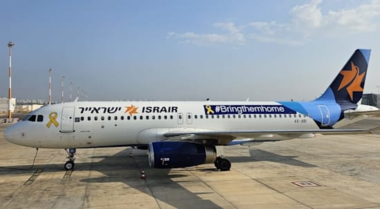 מטוס ישראייר עם הכיתוב bring them home / צילום: באדיבות ישראייר מטוס ישראייר עם הכיתוב bring them home / צילום: באדיבות ישראייר
