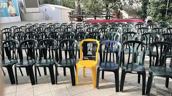 הכיסא הצהוב של כתר הריק להגברת המודעות לחטופים / צילום: יח''צ