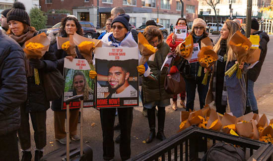 פעילות ''זר תקווה'' של קרן כדר בהפגנה בניו יורק / צילום: Daniel Tenenbaum / WIWU Productions