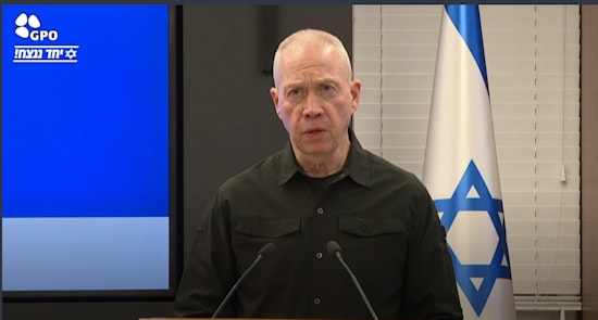 שר הביטחון יואב גלנט / צילום: צילום מסך ממסיבת העיתונאים שר הביטחון יואב גלנט / צילום: צילום מסך ממסיבת העיתונאים