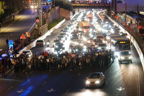 מפגינות ומפגינים על איילון דרום קוראים לעסקה עכשיו / צילום: ליאור שגב