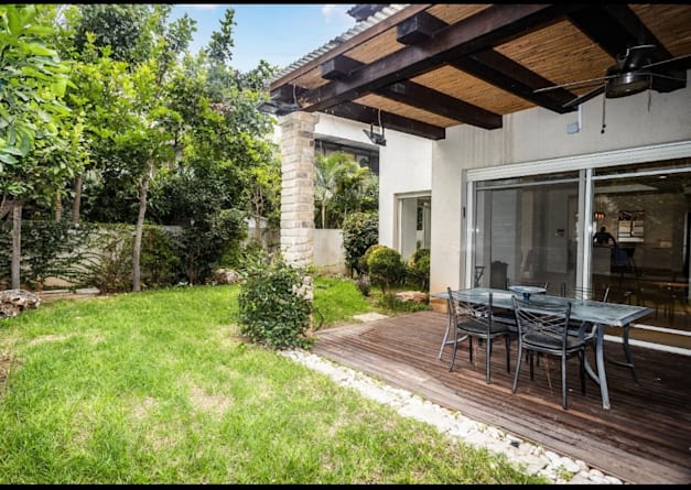 הדו־משפחתי בשכונת המשוררים, הוד השרון / צילום: קים פלד הדו־משפחתי בשכונת המשוררים, הוד השרון / צילום: קים פלד