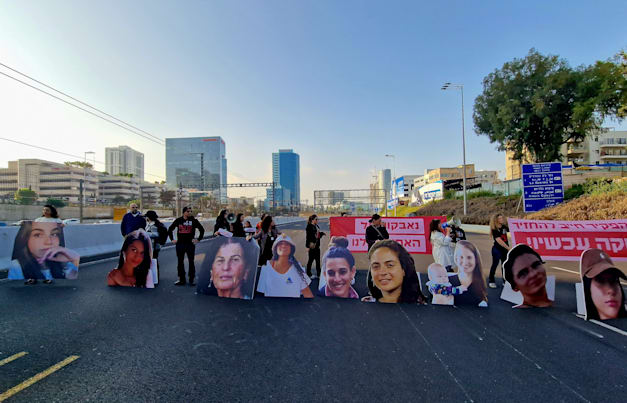 מפגינות חוסמות את האיילון באזור מחלף השלום / צילום: דנור אהרון