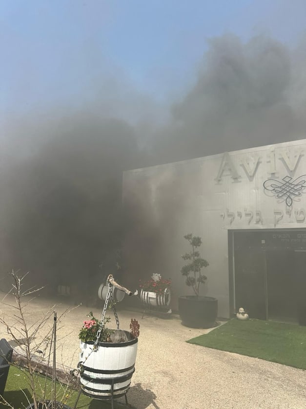 הנזק ליקב אביבים אחרי פגיעת פצמ''ר / צילום: יקב אביבים הנזק ליקב אביבים אחרי פגיעת פצמ''ר / צילום: יקב אביבים