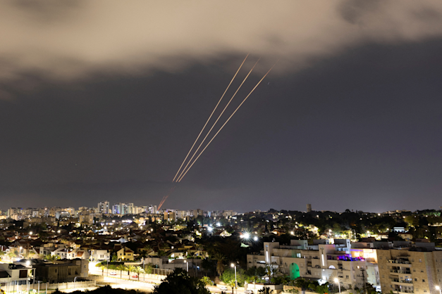 יירוטי כיפת ברזל מעל שמי אשקלון, ערב מתקפת הכטב''מים מאיראן / צילום: Reuters, Amir Cohen יירוטי כיפת ברזל מעל שמי אשקלון, ערב מתקפת הכטב''מים מאיראן / צילום: Reuters, Amir Cohen