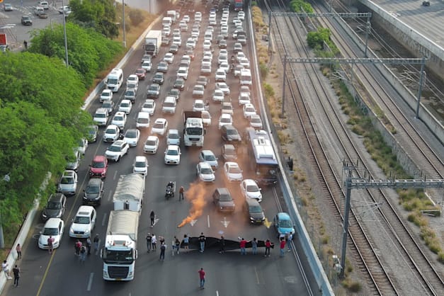 זה רפיח או החטופים! בוחרות בחיים! איילון דרום חסום ע״י משפחות החטופים / צילום: אביב אטלס Aviv Atlas זה רפיח או החטופים! בוחרות בחיים! איילון דרום חסום ע״י משפחות החטופים / צילום: אביב אטלס Aviv Atlas