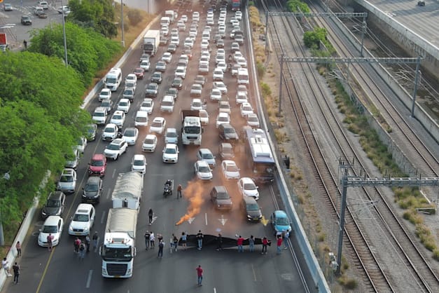 זה רפיח או החטופים! בוחרות בחיים! איילון דרום חסום ע״י משפחות החטופים / צילום: אביב אטלס Aviv Atlas