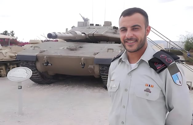 סא''ל סלמאן חבקה ז''ל ליד הטנק שלו / צילום: באדיבות המשפחה
