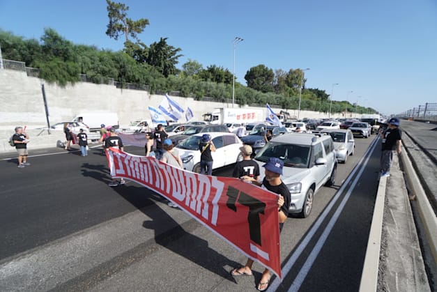 מפגינים חוסמים את איילון דרום ליד מחלף קק''ל, הבוקר / צילום: Lior Segev