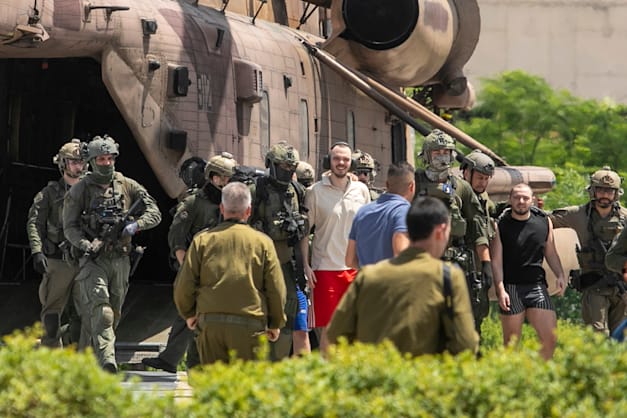 אלמוג מאיר ואנדריי קוזלוב שנחטפו והוחזקו בתוך חמנה הפליטים נוחתים עם כוחות ההצלה בישראל / צילום: ap, Tomer Appelbaum