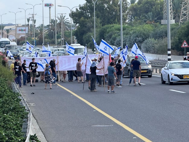 כפר מסריק חסימת כביש 4 לדרום, הבוקר / צילום: שי זלצר Shay Zeltzer