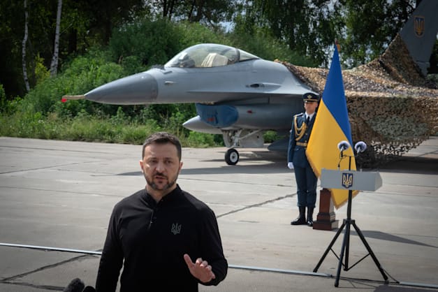 נשיא אוקראינה ולודימיר זלנסקי הצטלם ברקע מטוסי F-16 אמריקאיים / צילום: ap, Efrem Lukatsky נשיא אוקראינה ולודימיר זלנסקי הצטלם ברקע מטוסי F-16 אמריקאיים / צילום: ap, Efrem Lukatsky