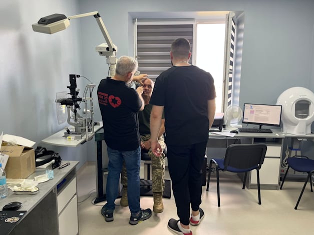 המתנדבים בודקים מטופל / צילום: עמותת לב אחד המתנדבים בודקים מטופל / צילום: עמותת לב אחד