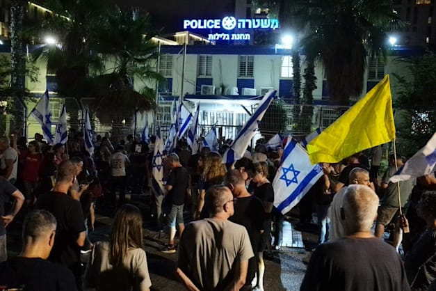 מפגינים מול משטרת גלילות, אתמול / צילום: ELAN מפגינים מול משטרת גלילות, אתמול / צילום: ELAN