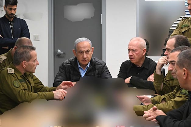 ראש הממשלה בנימין נתניהו ושר הביטחון יואב גלנט בבור בקריה במהלך התקיפה באיראן. / צילום: אבי אוחיון, לע״מ ראש הממשלה בנימין נתניהו ושר הביטחון יואב גלנט בבור בקריה במהלך התקיפה באיראן. / צילום: אבי אוחיון, לע״מ