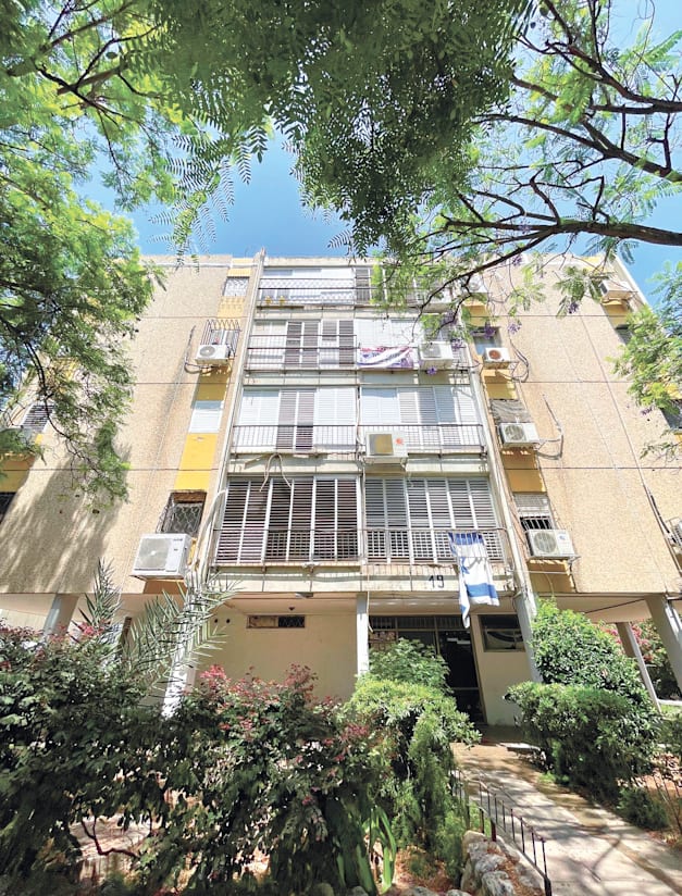 הבניין ברחוב הרב לוי 19 בבת ים / צילום: אליעז מלול הבניין ברחוב הרב לוי 19 בבת ים / צילום: אליעז מלול
