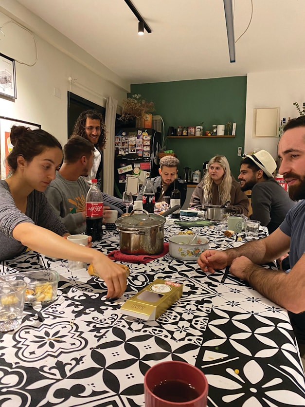 דיירי הבית אחרי ארוחת שישי / צילום: אלמוג לסרי דיירי הבית אחרי ארוחת שישי / צילום: אלמוג לסרי