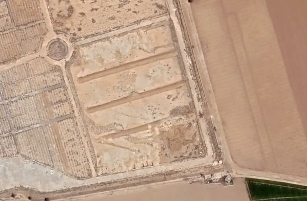 תמונת לוויין: קבר אחים עצום שהתגלה בסוריה / צילום: Reuters, Google/Maxar Technologies תמונת לוויין: קבר אחים עצום שהתגלה בסוריה / צילום: Reuters, Google/Maxar Technologies