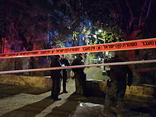 אזור נפילת הטיל הלילה בתל אביב / צילום: דוברות המשטרה אזור נפילת הטיל הלילה בתל אביב / צילום: דוברות המשטרה