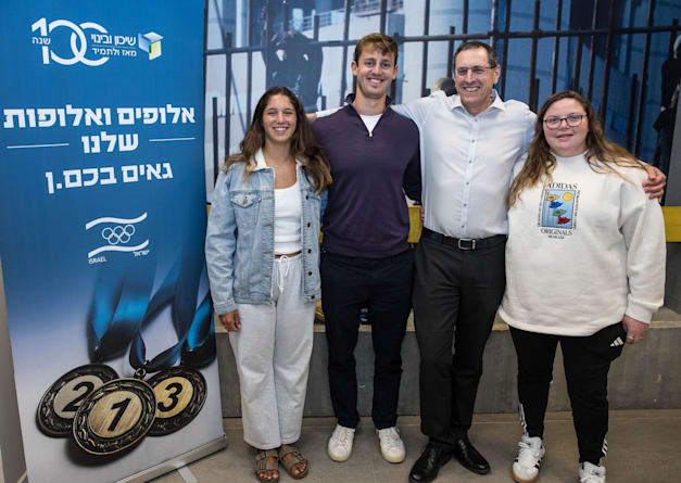 הג'ודוקא רז הרשקו וגולשי הרוח תום ראובני ושרון קנטור, עם עמית בירמן, מנכ''ל שיכון ובינוי / צילום: עודד קרני הג'ודוקא רז הרשקו וגולשי הרוח תום ראובני ושרון קנטור, עם עמית בירמן, מנכ''ל שיכון ובינוי / צילום: עודד קרני