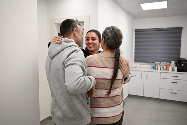 קרינה ארייב עם הוריה / צילום: דובר צה''ל קרינה ארייב עם הוריה / צילום: דובר צה''ל