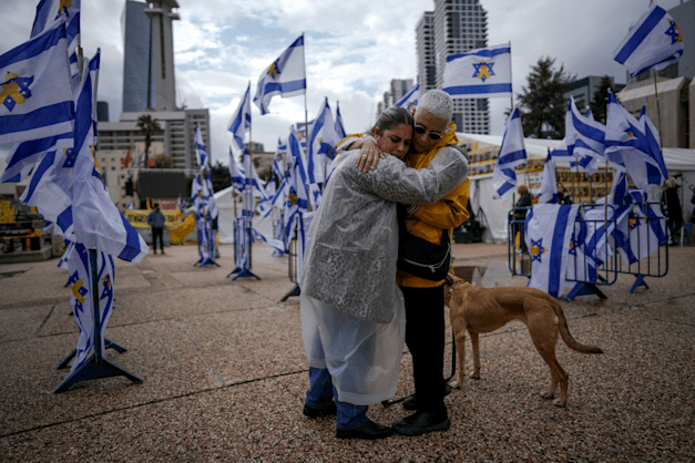כיכר החטופים, הבוקר / צילום: Associated Press, Oded Balilty כיכר החטופים, הבוקר / צילום: Associated Press, Oded Balilty