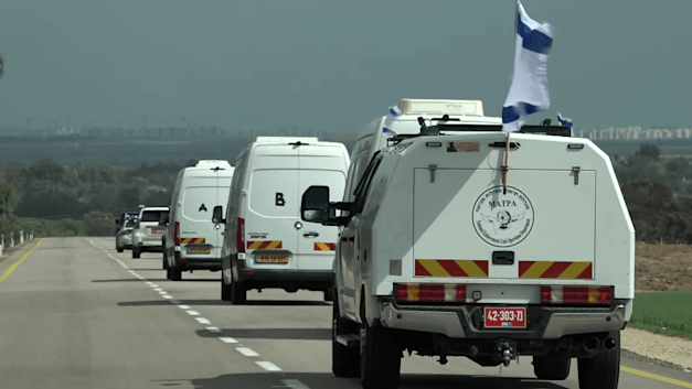 שיירת הרכבים הנושאים את ארונות החטופים החללים / צילום: דוברות המשטרה שיירת הרכבים הנושאים את ארונות החטופים החללים / צילום: דוברות המשטרה