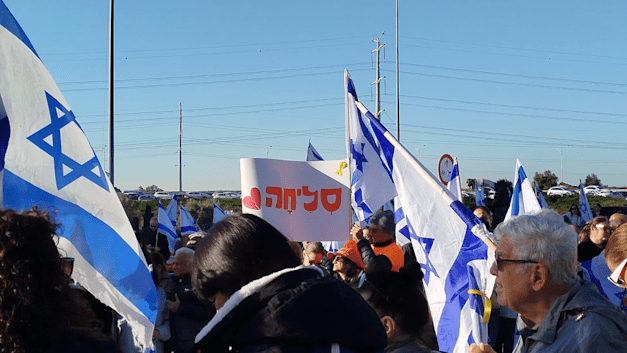 מחלף ראשונים. אלפי אנשים מלווים את שירי, אריאל וכפיר ביבס בדרכם האחרונה מחלף ראשונים. אלפי אנשים מלווים את שירי, אריאל וכפיר ביבס בדרכם האחרונה
