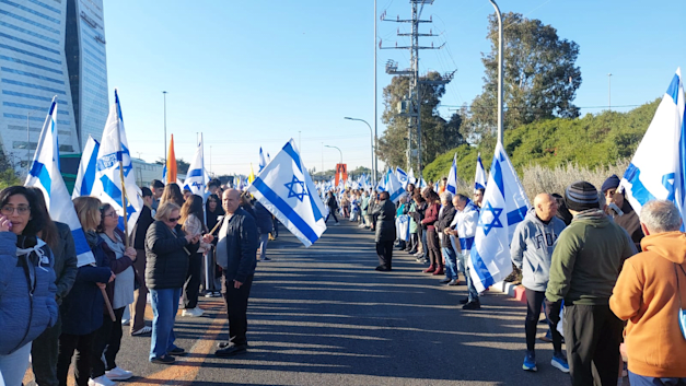 מחלף ראשונים. אלפי אנשים מלווים את שירי, אריאל וכפיר ביבס בדרכם האחרונה מחלף ראשונים. אלפי אנשים מלווים את שירי, אריאל וכפיר ביבס בדרכם האחרונה