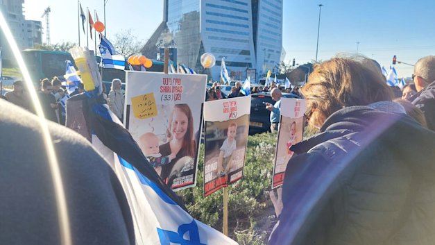 מחלף ראשונים. אלפי אנשים מלווים את שירי, אריאל וכפיר ביבס בדרכם האחרונה מחלף ראשונים. אלפי אנשים מלווים את שירי, אריאל וכפיר ביבס בדרכם האחרונה