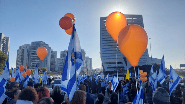 מסע הלוויה של שירי, אריאל וכפיר ביבס / צילום: שירה ספיר מסע הלוויה של שירי, אריאל וכפיר ביבס / צילום: שירה ספיר