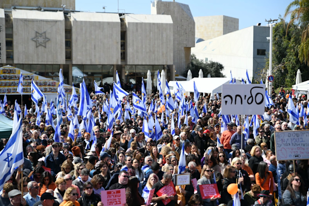 ''סליחה'' בכיכר החטופים בת''א. הכיכר מלאה עד אפס מקום. רבים רבים הגיעו להתייחד בעצב רב עם שירי, אריאל וכפיר בזמן מסע ההלוויה / צילום: דנור אהרון Danor Aharon ''סליחה'' בכיכר החטופים בת''א. הכיכר מלאה עד אפס מקום. רבים רבים הגיעו להתייחד בעצב רב עם שירי, אריאל וכפיר בזמן מסע ההלוויה / צילום: דנור אהרון Danor Aharon