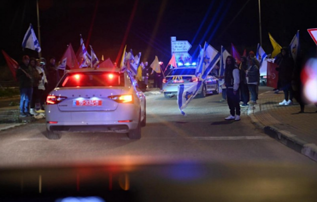 אזרחים מלווים את השיירה עם דגלי ישראל בדרכה למכון לרפואה משפטית / צילום: דוברות המשטרה אזרחים מלווים את השיירה עם דגלי ישראל בדרכה למכון לרפואה משפטית / צילום: דוברות המשטרה