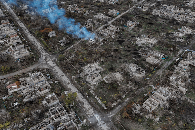 חיילים נצפתו נעים על גבי סוסים על חורבות צ'אסוב יאר שבמחוז דונצק לאחר לחימה מסיבית באזור / צילום: ap חיילים נצפתו נעים על גבי סוסים על חורבות צ'אסוב יאר שבמחוז דונצק לאחר לחימה מסיבית באזור / צילום: ap