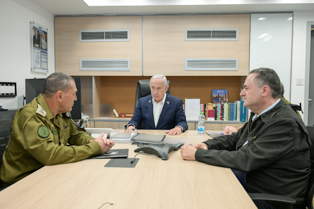 הרמטכ''ל, רא''ל אייל זמיר, בפגישה עם ראש הממשלה בנימין נתניהו ושר הביטחון ישראל כ''ץ / צילום: מעיין טואף / לע״מ