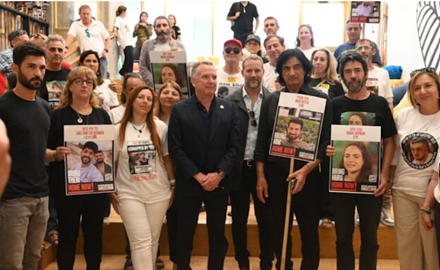 משפחות החטופים נפגשות עם וויטקוף / צילום: פאולינה פטימר, מטה המשפחות משפחות החטופים נפגשות עם וויטקוף / צילום: פאולינה פטימר, מטה המשפחות