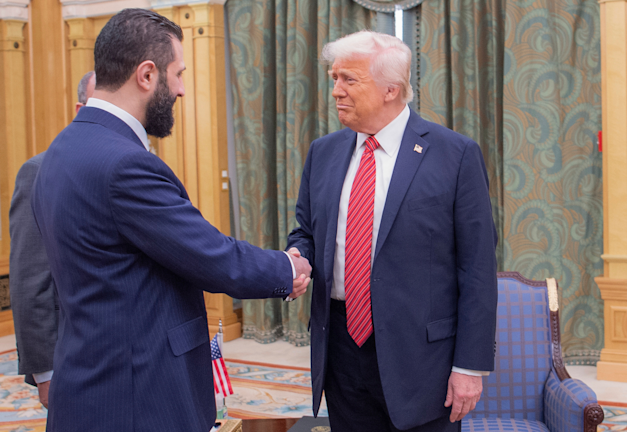 נשיא ארה''ב דונלד טראמפ ונשיא סוריה אחמד א-שרע לוחצים ידיים, במהלך ביקורו של טראמפ בערב הסעודית / צילום: ap, Saudi Royal Palace נשיא ארה''ב דונלד טראמפ ונשיא סוריה אחמד א-שרע לוחצים ידיים, במהלך ביקורו של טראמפ בערב הסעודית / צילום: ap, Saudi Royal Palace