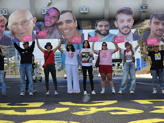 משפחות חטופים ביחד עם פעילי מחאה חוסמות את איילון דרום / צילום: זהר בר-יהודה Zohar Bar-Yehuda משפחות חטופים ביחד עם פעילי מחאה חוסמות את איילון דרום / צילום: זהר בר-יהודה Zohar Bar-Yehuda