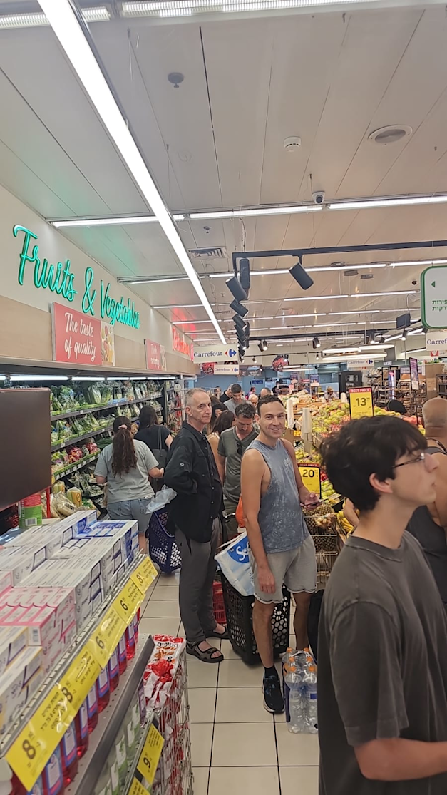 תורי ענק בקרפור תורי ענק בקרפור