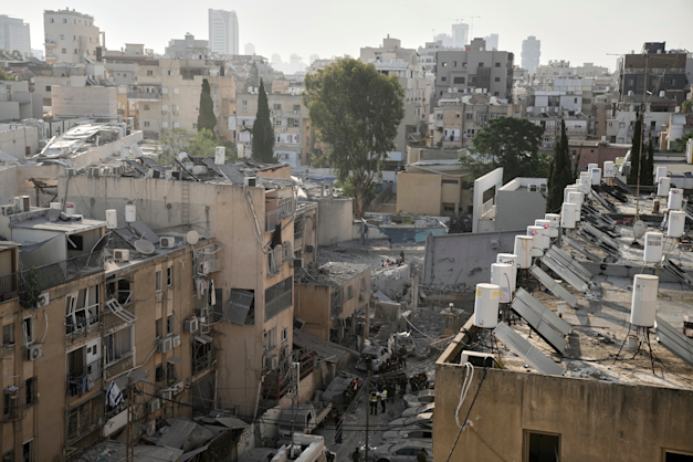 פגיעת טיל איראני באזור מגורים בבני ברק / צילום: ap, Leo Correa פגיעת טיל איראני באזור מגורים בבני ברק / צילום: ap, Leo Correa