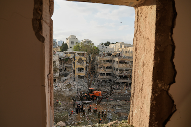 טיל איראני שפגע בבניינים בתל אביב / צילום: ap, Baz Ratner