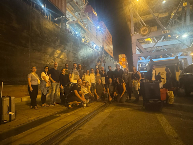המשלחת של רופאי שיבא תל השומר עם הירידה מאניית צים בנמל / צילום: צים המשלחת של רופאי שיבא תל השומר עם הירידה מאניית צים בנמל / צילום: צים