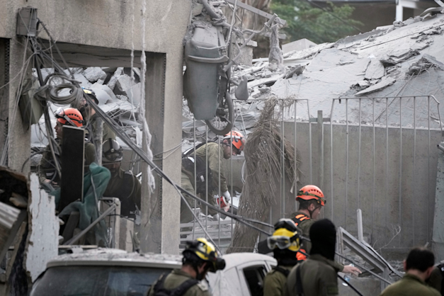 בניין שנפגע בבני ברק במבצע ''עם כלביא'' / צילום: ap, Leo Correa