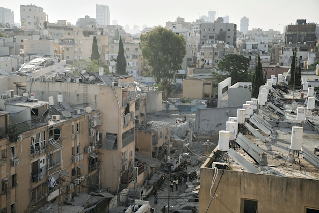 פגיעת טיל בבני ברק / צילום: ap, Leo Correa פגיעת טיל בבני ברק / צילום: ap, Leo Correa