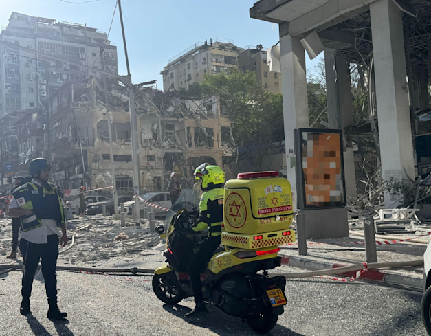 זירת הנפילה בחולון / צילום: מד''א זירת הנפילה בחולון / צילום: מד''א